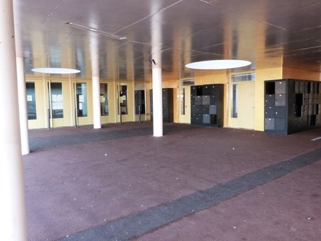 Partie abritée de la cour et les casiers