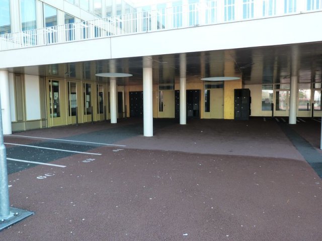 Partie abritée de la cour et les casiers